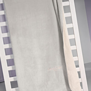 ΠΡΟΣΦΟΡΑ! Κουβέρτα Βρεφική Velvet Silver δύο όψεων + Δώρο Μαξιλαράκι Διακοσμητικό